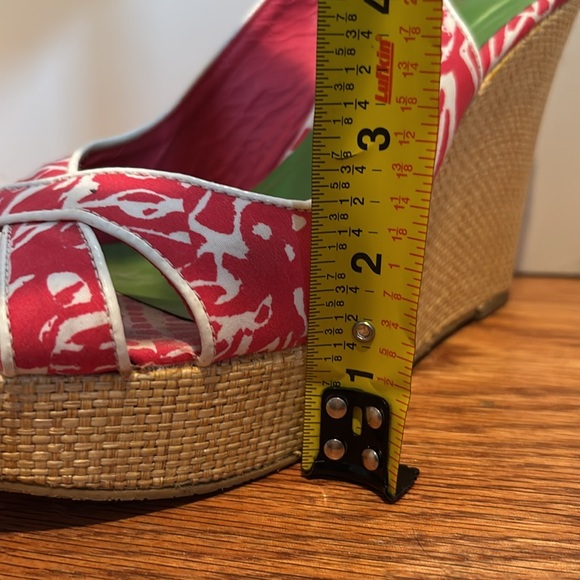Lilly Pulitzer peep toe platform wedge slingback heels with gold tone buckles - Picture 15 of 16